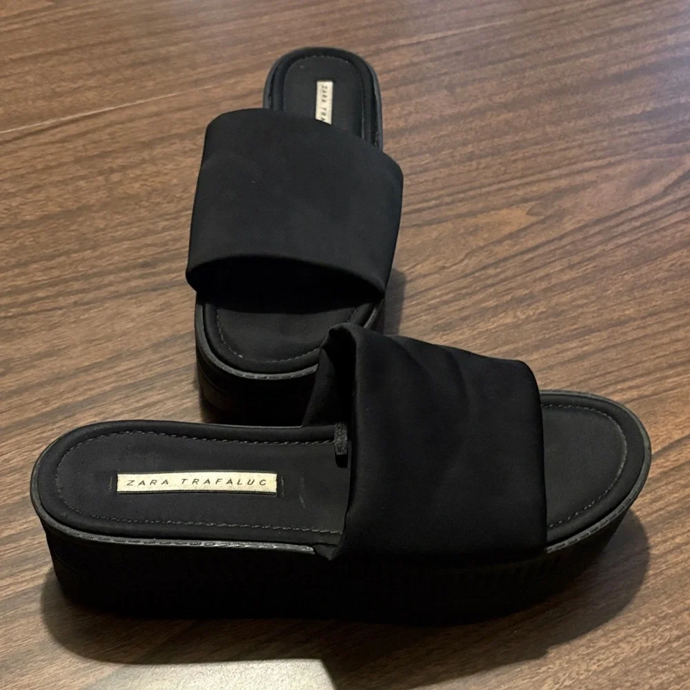 Zara Trafaluc Size 41 EU 10 US Black Platform Wedge Sandals